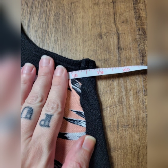 FREE W BUNDLE Floral high low top - Picture 5 of 8